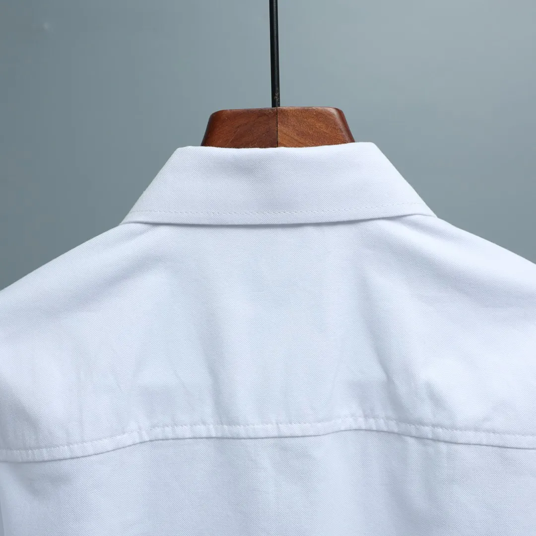 Ami Paris/Ami short-sleeved shirt is made of custom-made Oxford fabric, which has a crisp texture and subtle texture. It is breathable and durable, and will not collapse easily after being worn for a long time. The basic pure colors are clean and refreshing, and the iconic Red love A embroidery on the left chest is small and eye-catching, which is the finishing touch of brand recognition. The neat lapels and fitted tailoring are simple yet refined. It can be worn alone to create a refreshing daily look, or it can be worn as a Versatile inner layer to match a variety of styles, easily creating a casual yet high-end French atmosphere. Size: S M L XL